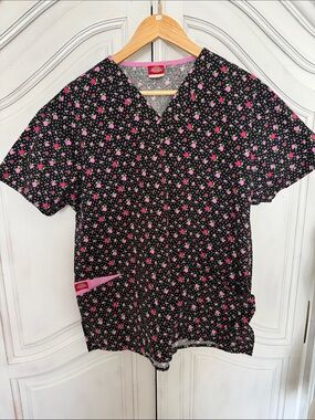 Dickies Print Scrub Top – Pink & Black‎ Heart Print – Medical Uniform Women's M